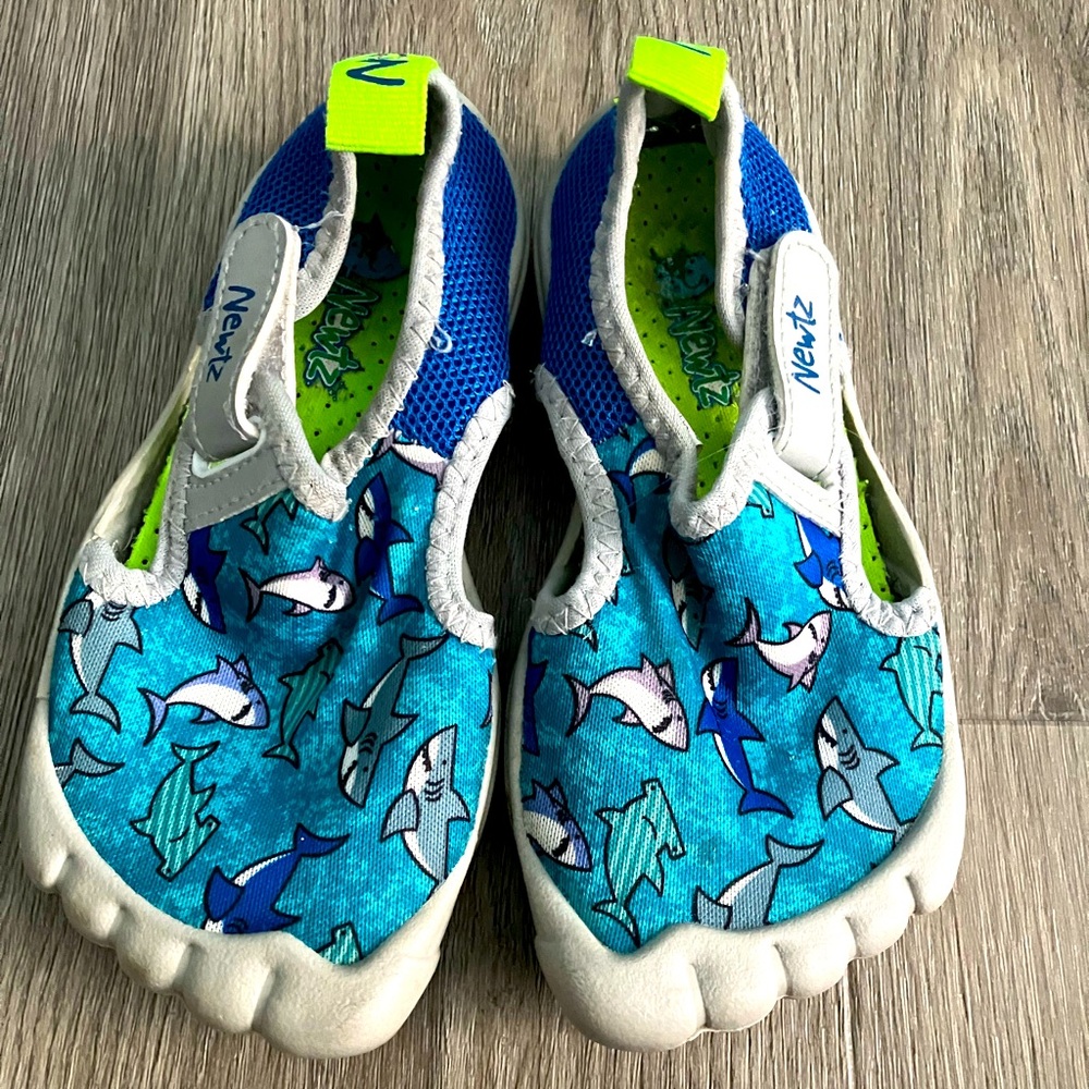 Toddler Boys size 7-8 water & romp around play shoes